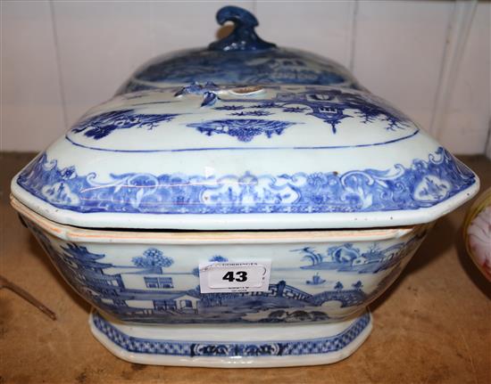 Chinese blue and white canted rectangular tureen and cover, Qianlong period, 34cm, restored